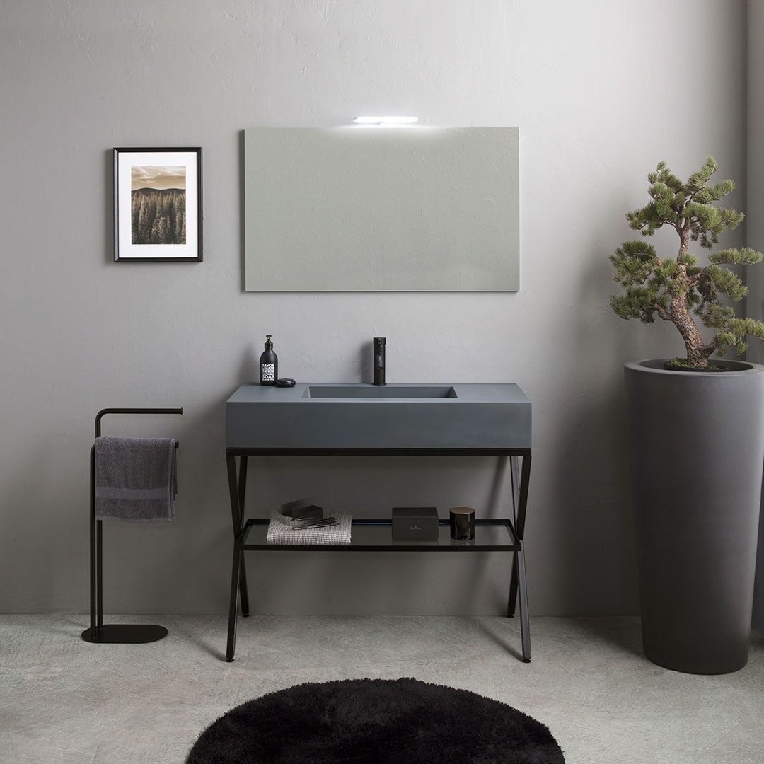 Composizione con cavalletto metallico nero e lavabo in resina grigio