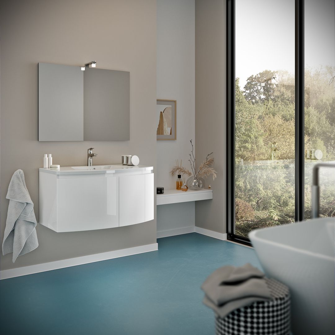 Composizione mobile bagno curvo con ante bianco lucido, lavabo in ceramica e specchio