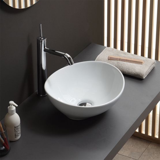 Lavabo in appoggio ovale in ceramica per rubinetto a muro